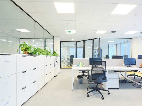 works in office space at Fiabilis in Drogenbos
