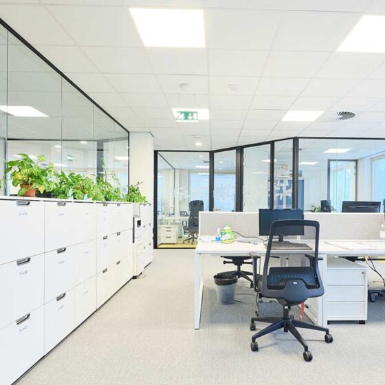 works in office space at Fiabilis in Drogenbos