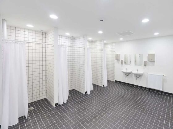 Toit & Moi Ghlin afwerking toilet, brandkraan en afvoerluik