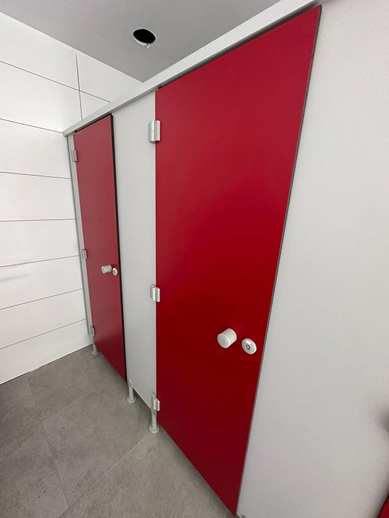 red sanitary partitions Europlafond