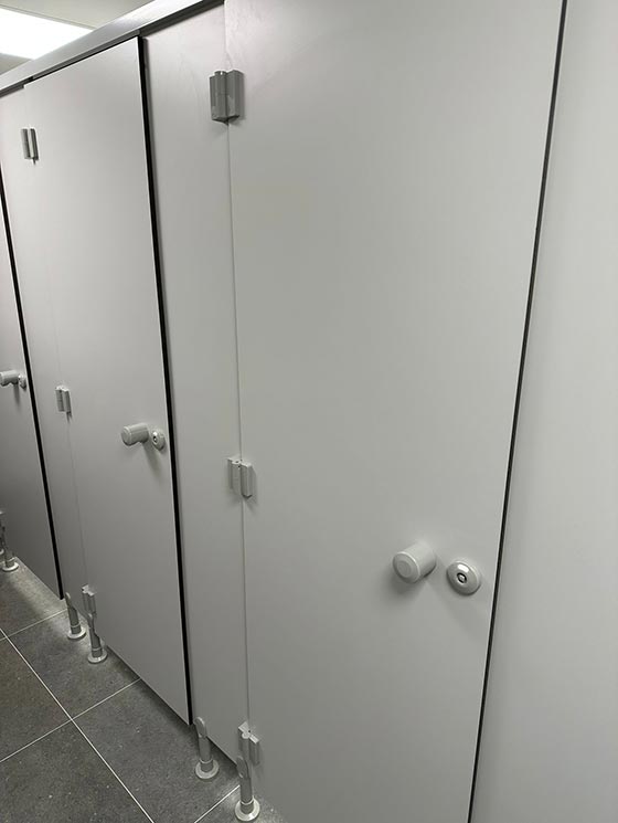 grey sanitary partitions Europlafond